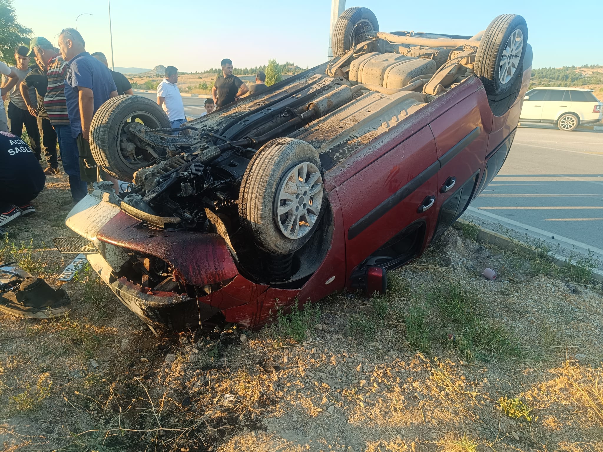 Ticari Araç İle Otomobil Çarpıştı Çok Sayıda Yaralı Var