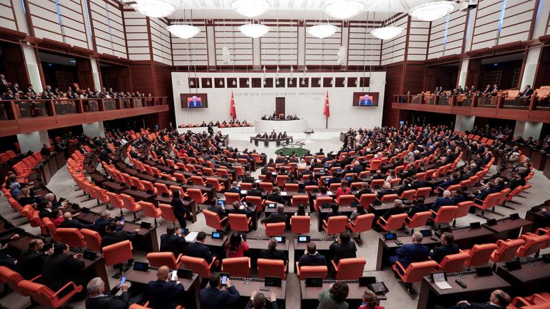 Emeklilere Çifte Haber: Zam Geldi, Yeni Yetkiler SGK’da