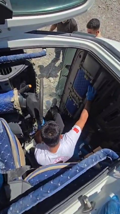 Camı Kırarak Kurtardılar: Devrilen Kamyondan Yaralı Sürücüyü Böyle Çıkardılar
