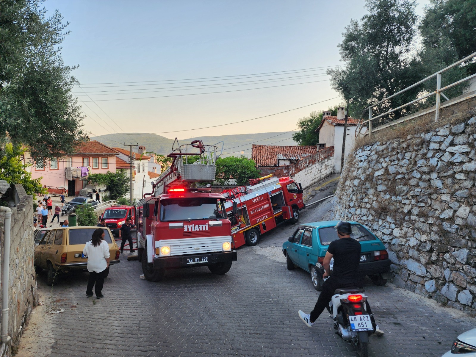 Menteşe’de Dar Sokaklar Yangına Giden Ekiplere Geçit Vermedi