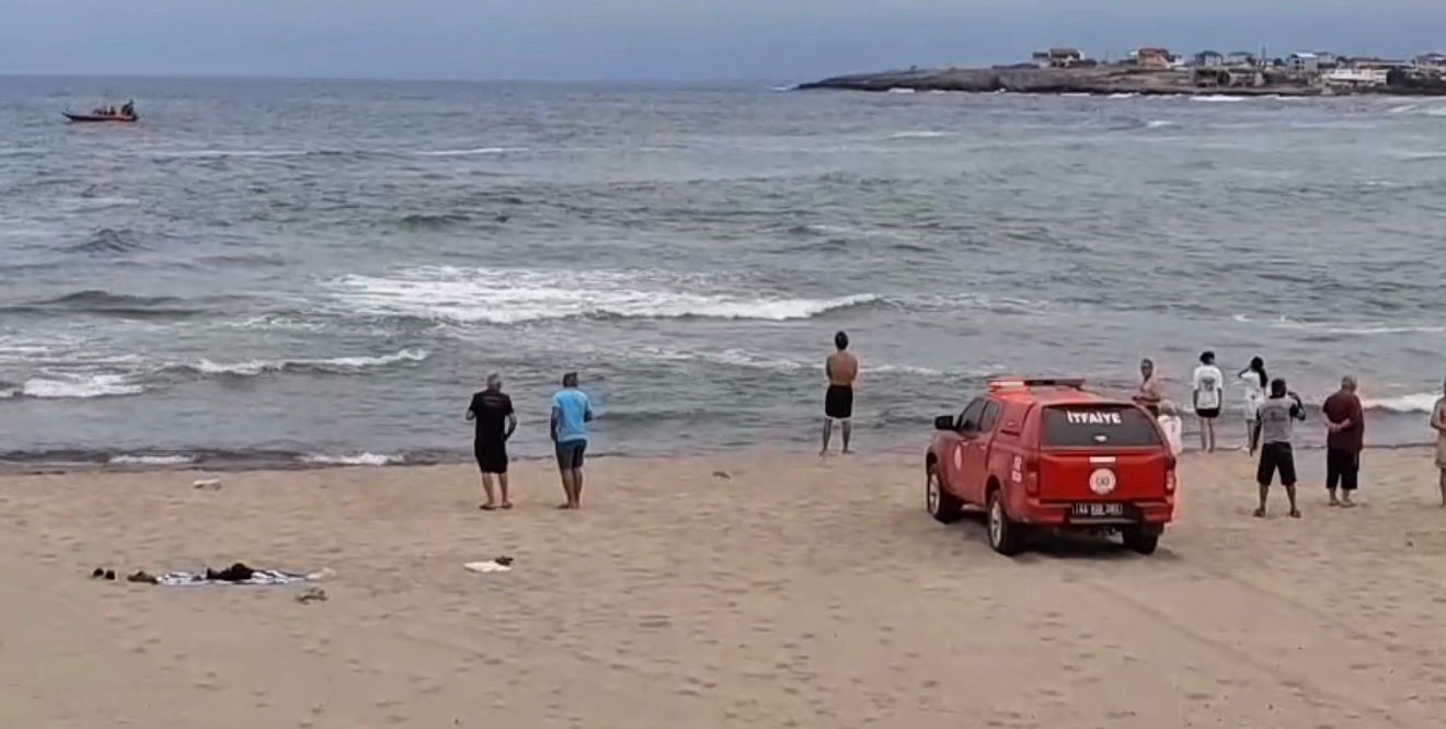 Deniz Yasağına Rağmen Girdiler: 2 Kurtarıldı, 1 Kişi Halen Kayıp