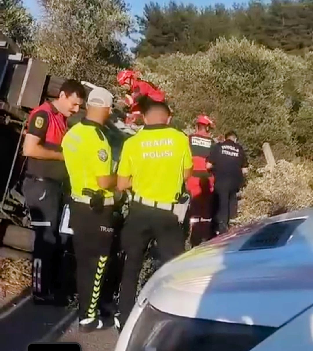 Muğla'da Tır Devrildi: Sürücü Araçta Sıkıştı