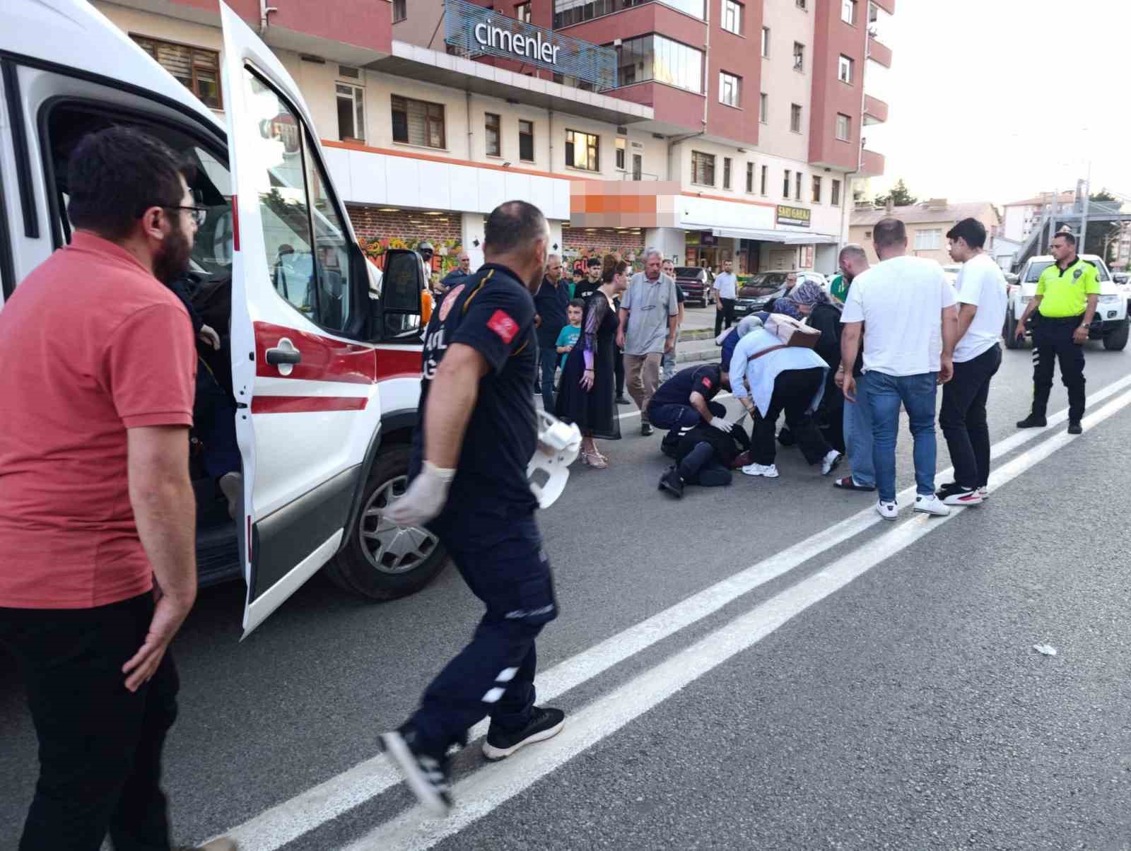 Koşarak Karşıya Geçmek İsteyen Yaşlı Kadına Kamyonet Çarptı