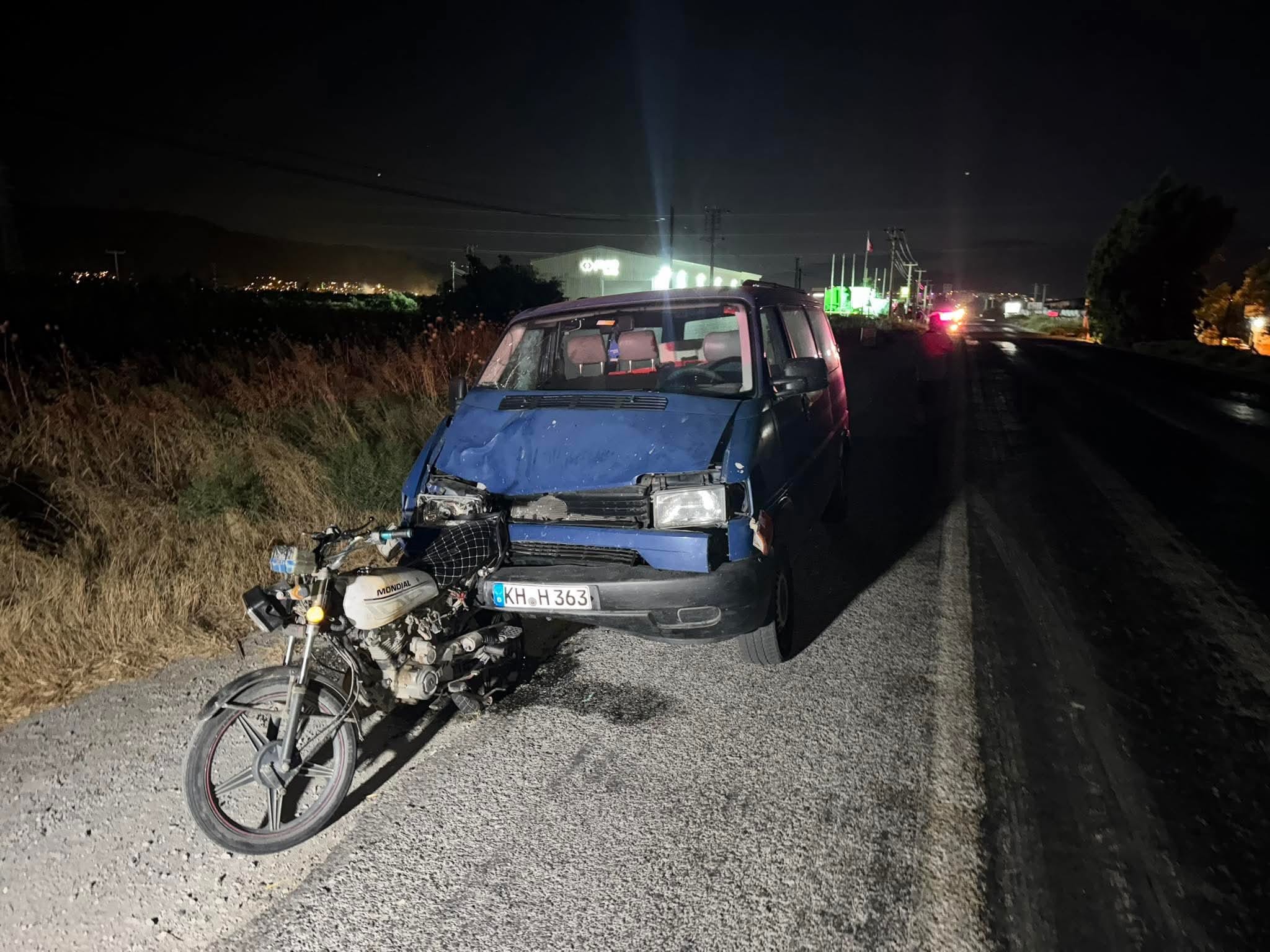 Plakasız Motosiklete Minibüs Çarptı: 3 Yaralı Hastaneye Kaldırıldı