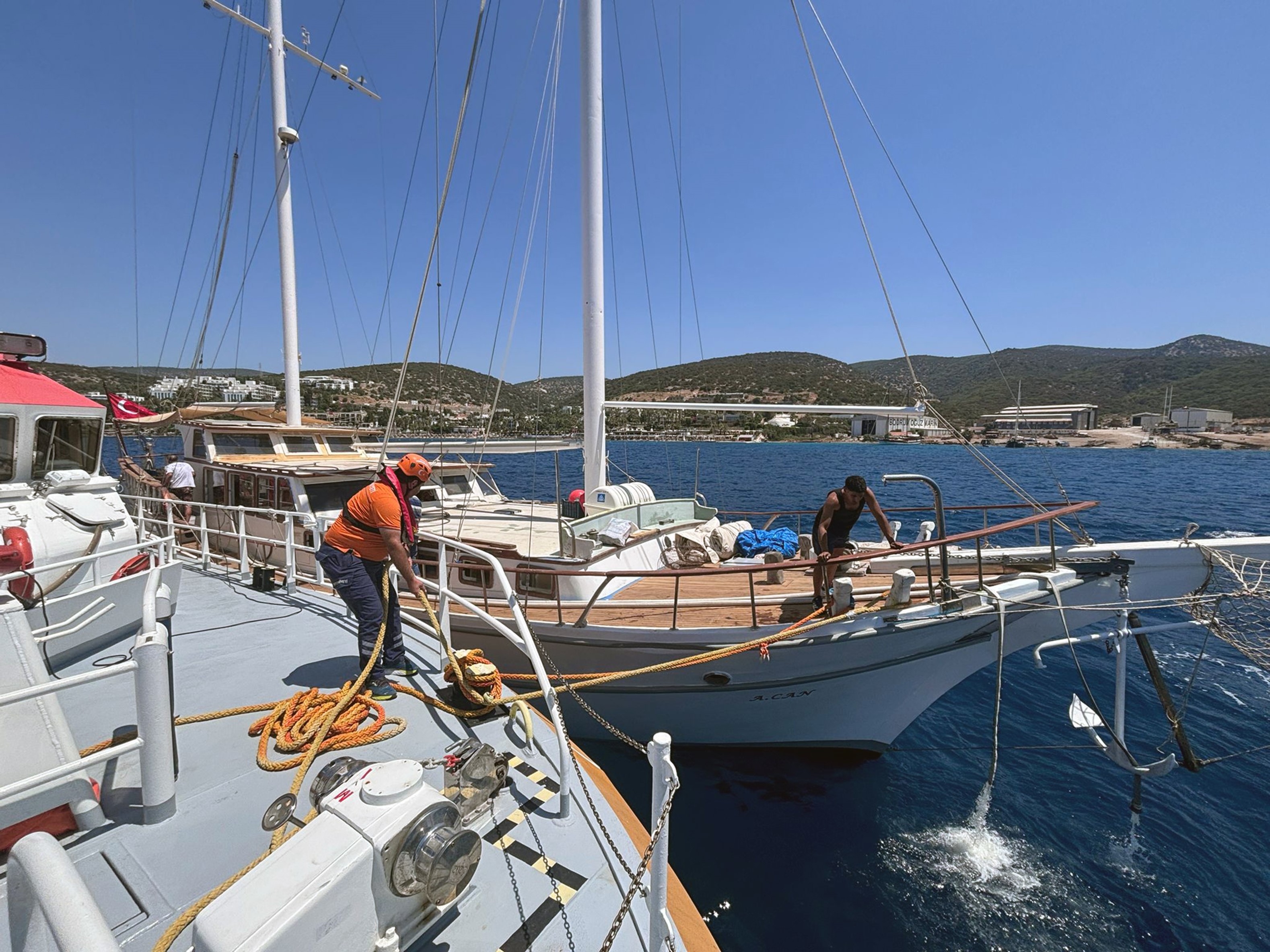 Bodrum'da Su Alan Teknedekiler Son Anda Kurtarıldı