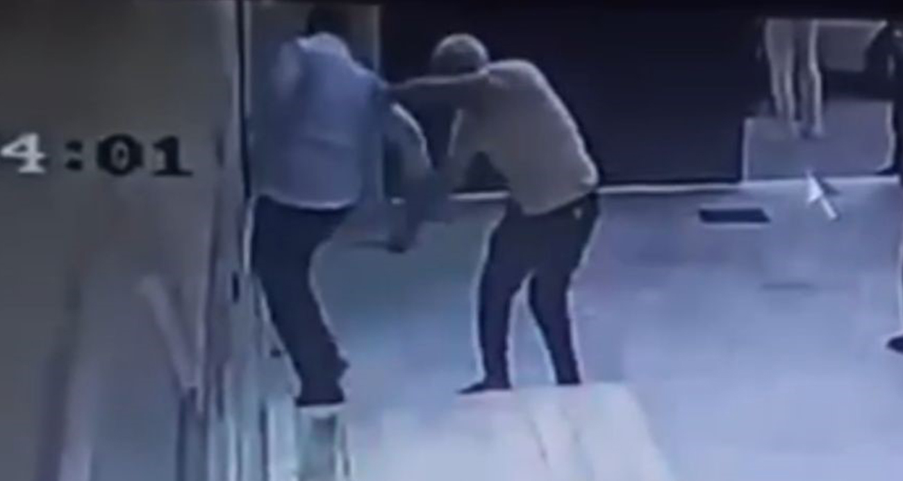 Cami Müezzini Bıçaklandı: O Anlar Kameraya Yansıdı