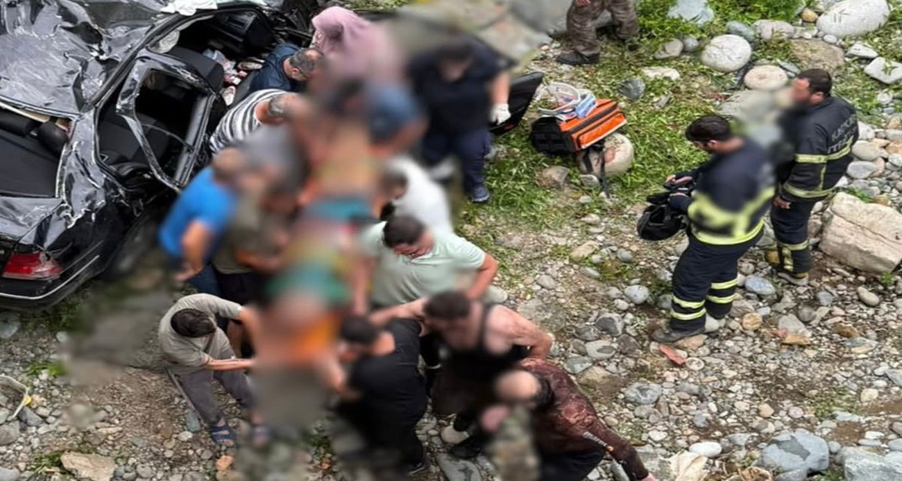 İki Araç Çarpıştı: 1 Ölü, 8 Yaralı