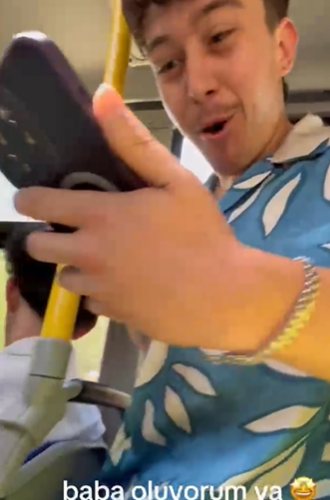 Muğla'da Akyaka Dolmuşunda Baba Olacağını Öğrenen Vatandaşın Videosu Sosyal Medyada Gündem Oldu