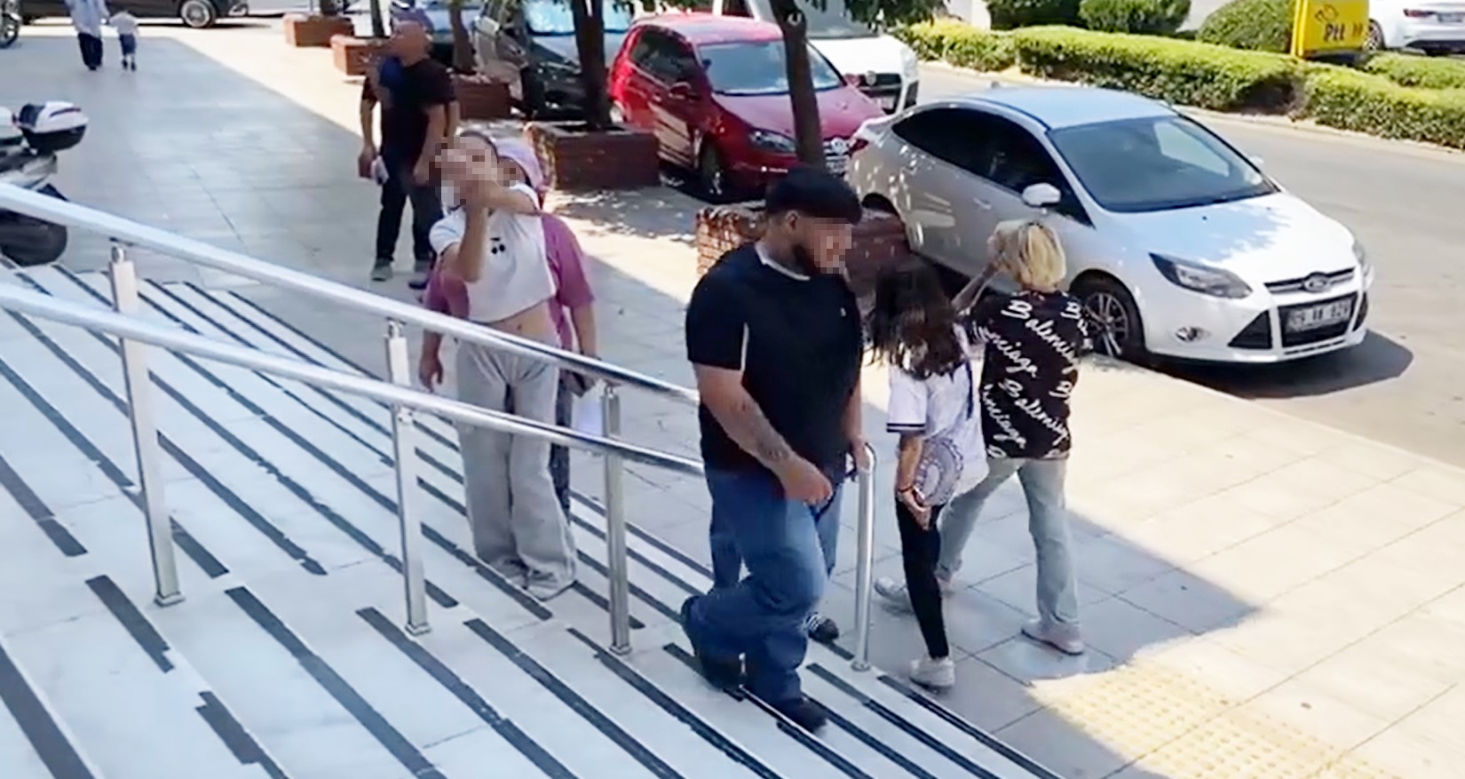 Efeler’de Şüphelinin Kardeşi “Al Bunu Da Çek” Diyerek El Hareketi Yaptı