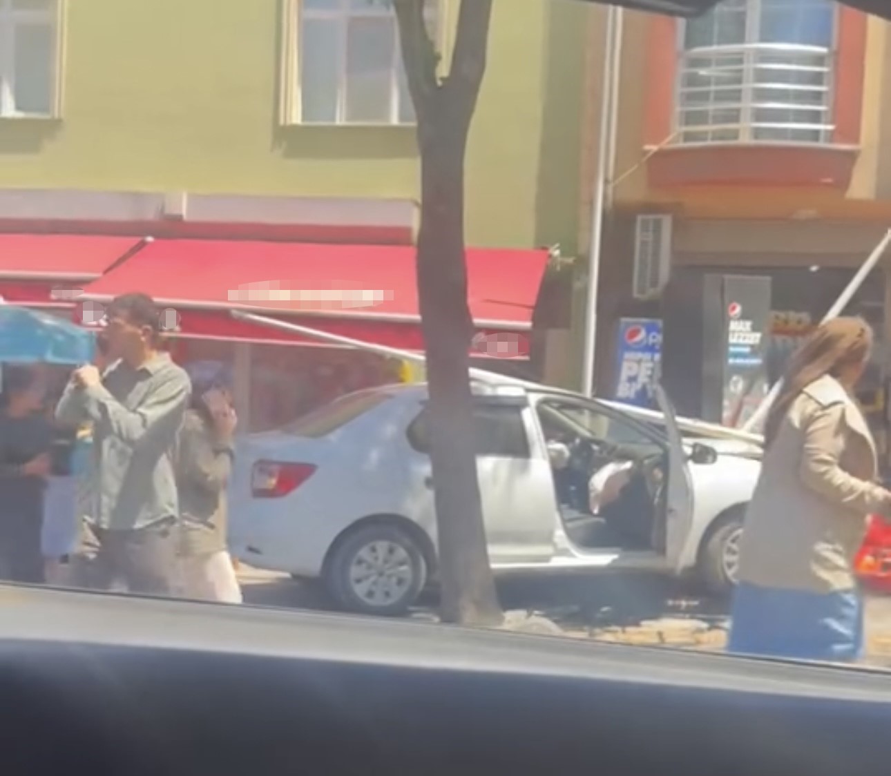 Kontrolden Çıkan Otomobil Bakkala Daldı!