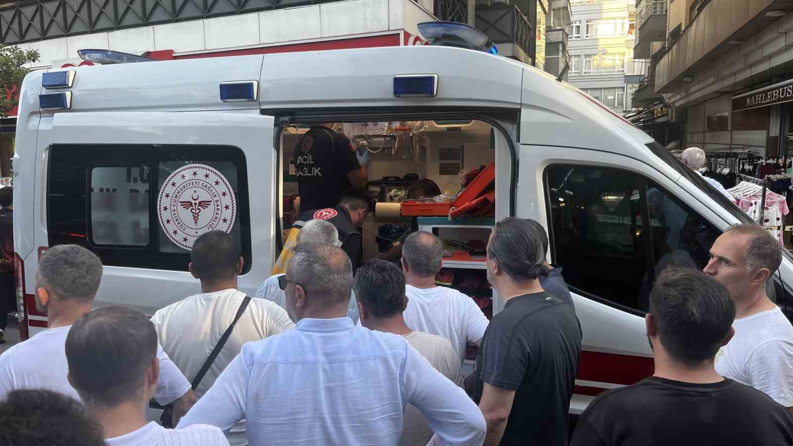 Silahlı Saldırı: Maskeli Şahıs 1 Kişiyi Vurdu, 2 Esnaf Seken Kurşunlarla Yaralandı