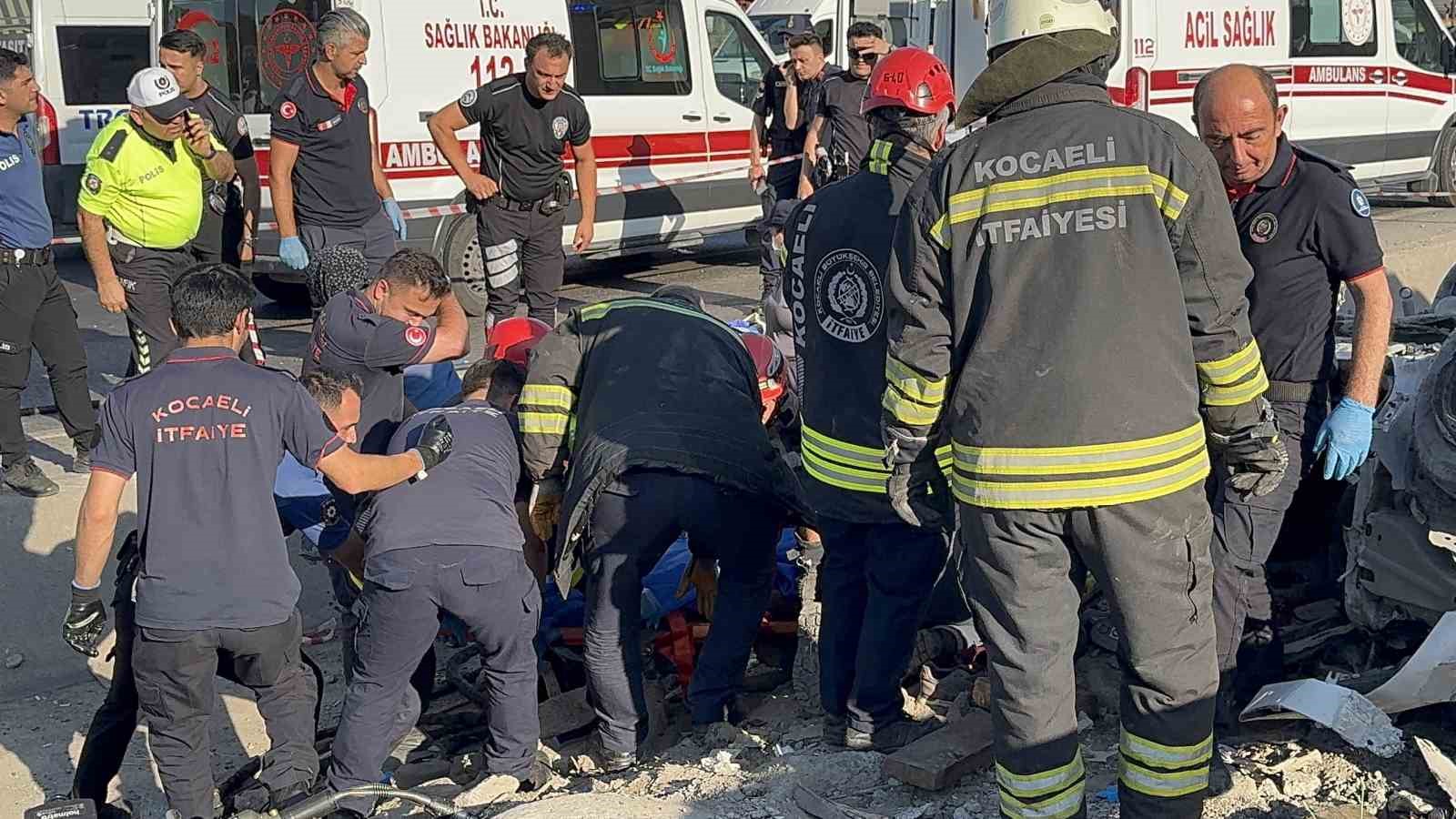 2 Otomobil ve Tır Çarpıştı, 5 Kişi Hayatını Kaybetti