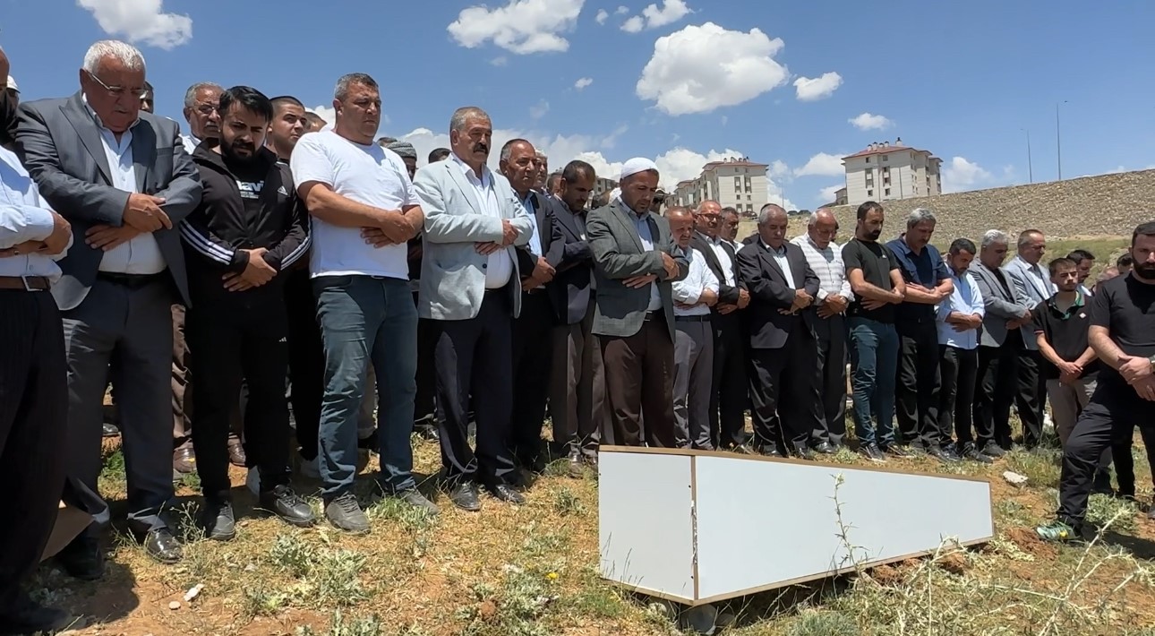 Silahlı Saldırının Ardından Hayatını Kaybeden Onur Karael, Yüksekova’da Toprağa Verildi
