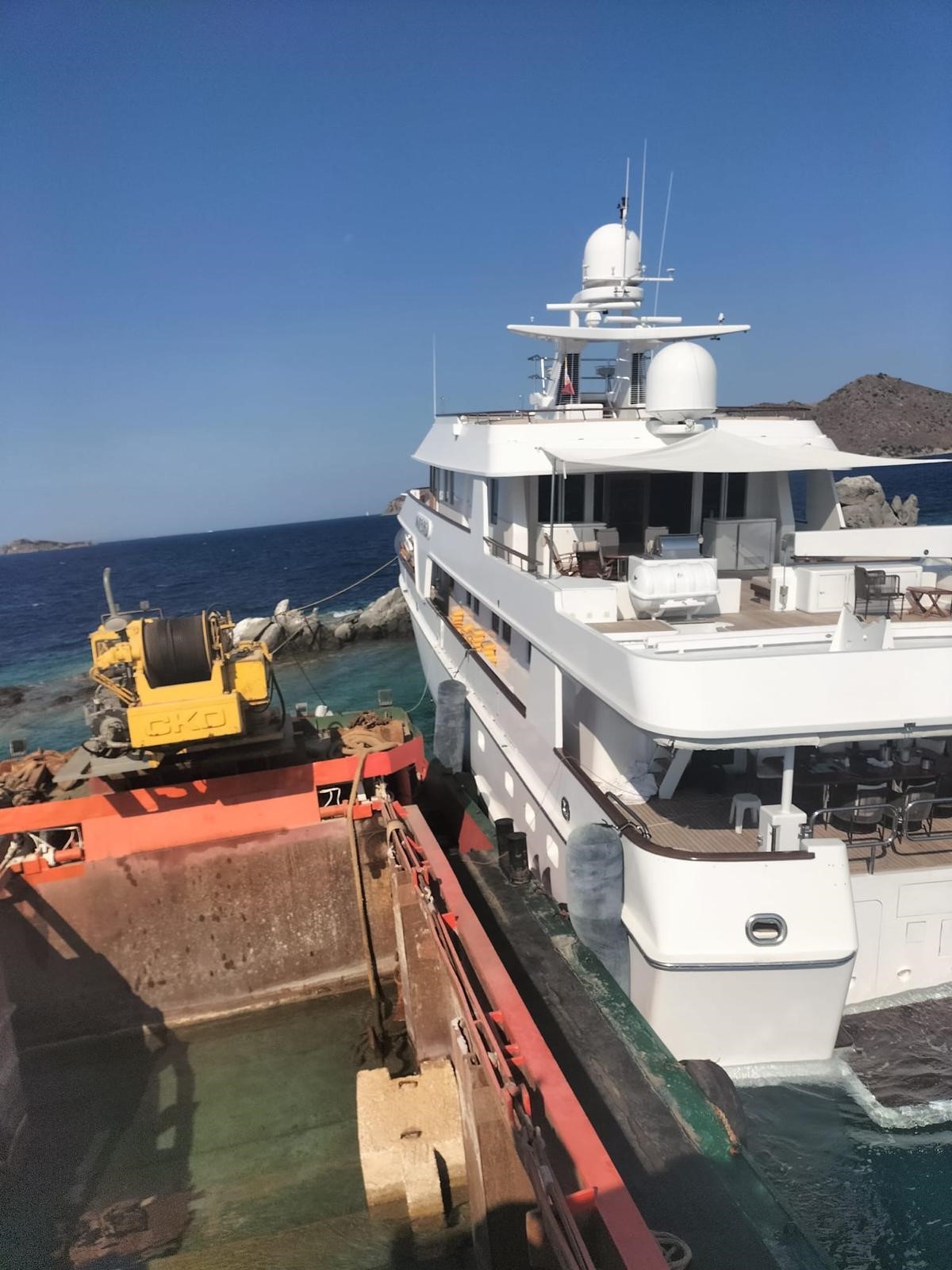 Kayalıklara Çarpan 39 Metrelik Motoryatı Kurtarma Çalışmaları Sürüyor