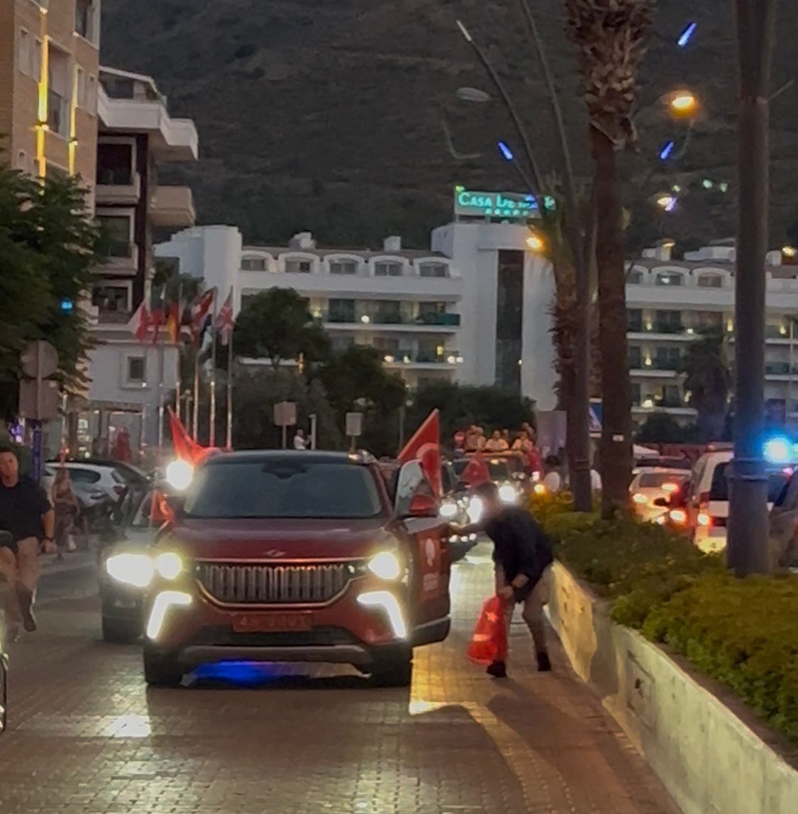 Marmaris’te Düşen Türk Bayrağını Vali’nin Şoförü Yerden Alarak Araca Astı