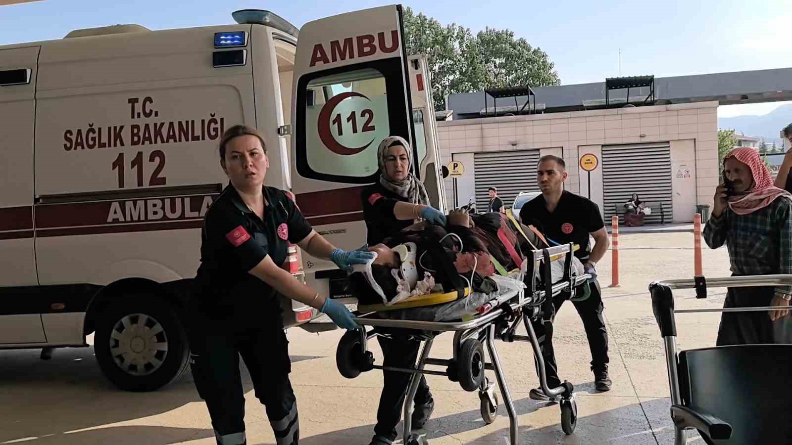 Seyir Halindeki Kamyonetten Düşen Mevsimlik İşçi Ağır Yaralandı