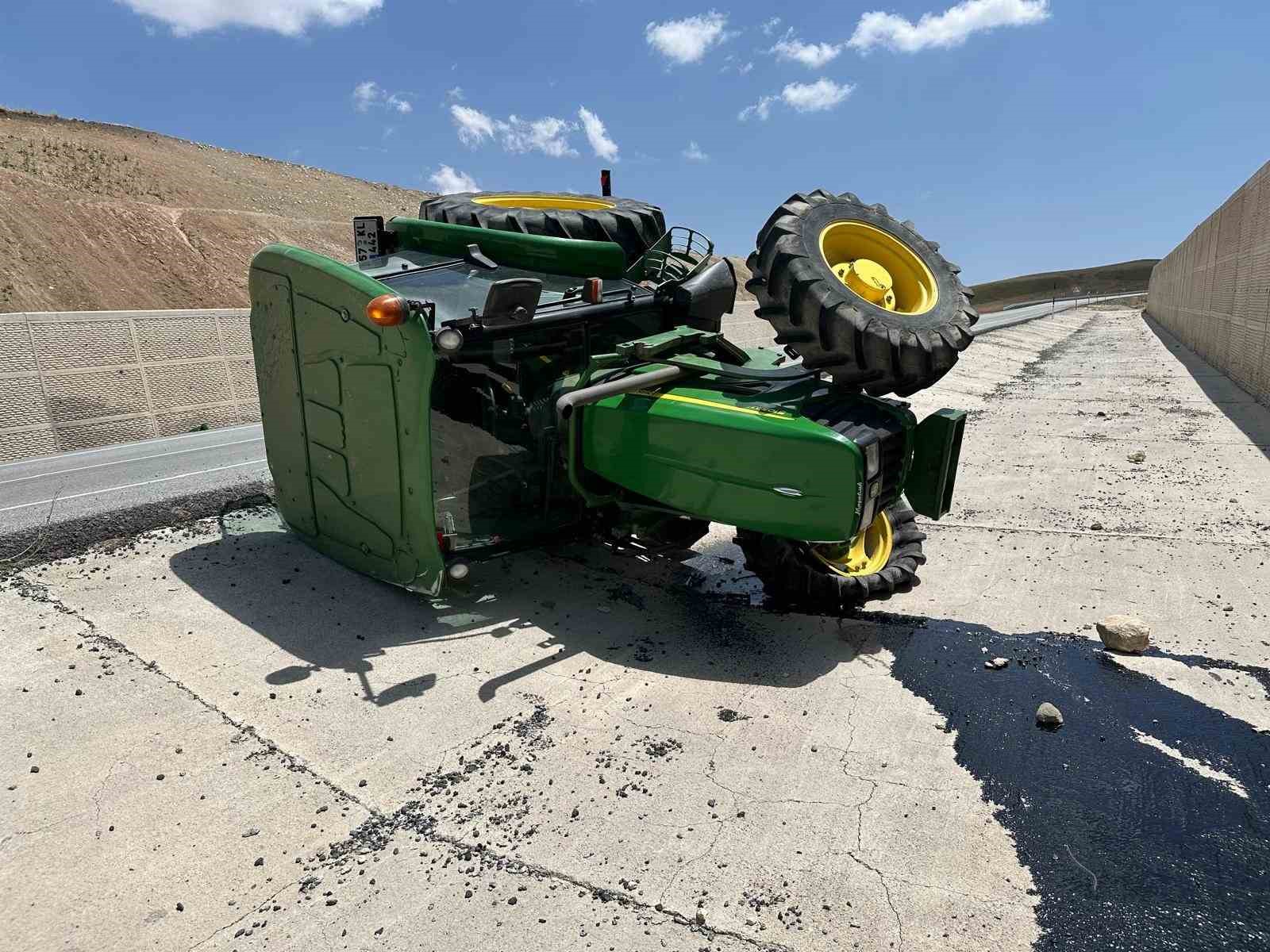 Feci Kaza: Traktör Duvarlara Çarpıp Takla Attı