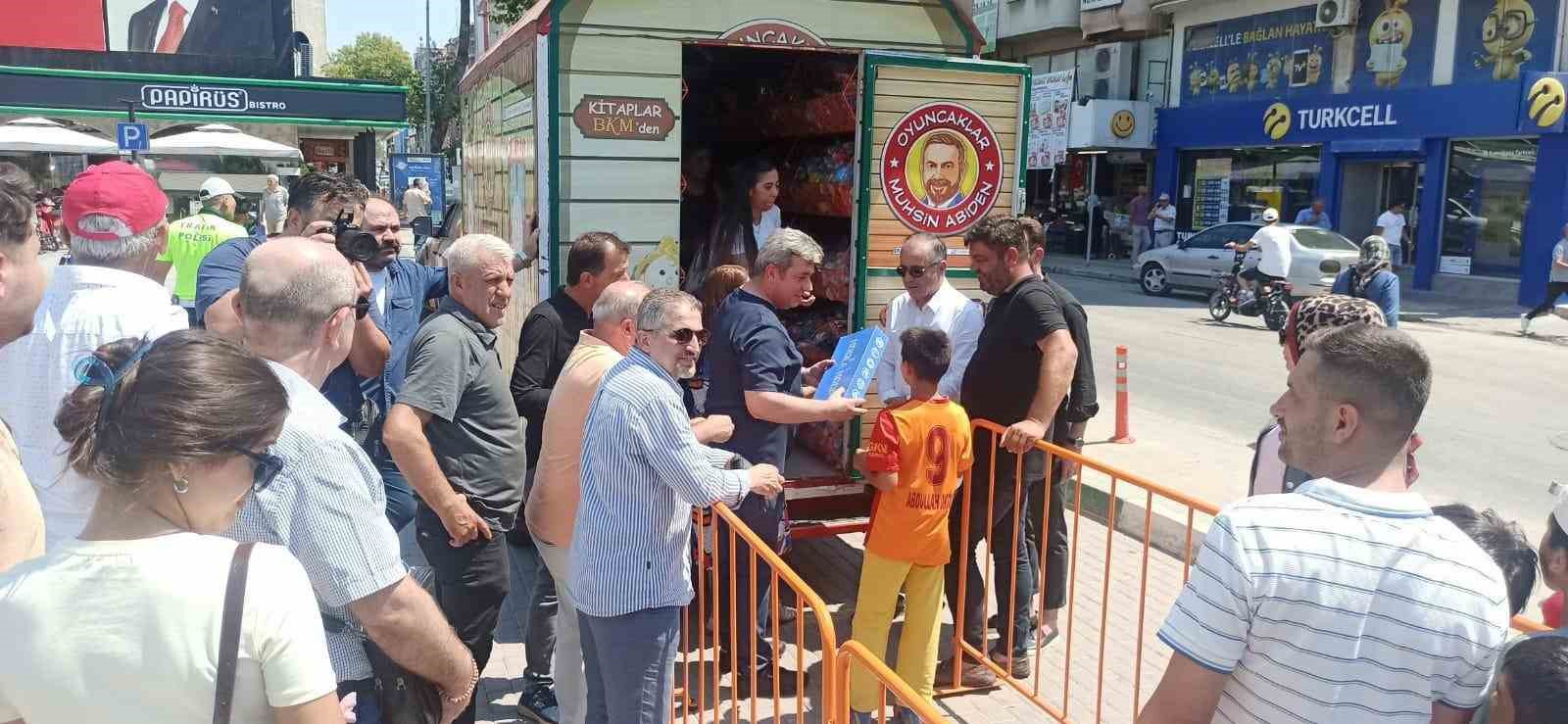 Oyuncakçı Amca’dan Çocuklara Mutluluk Dolu Anlar