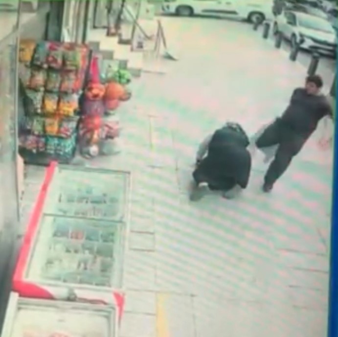 Zihinsel Engelli Şahıs Sokak Ortasında Annesine Saldırdı