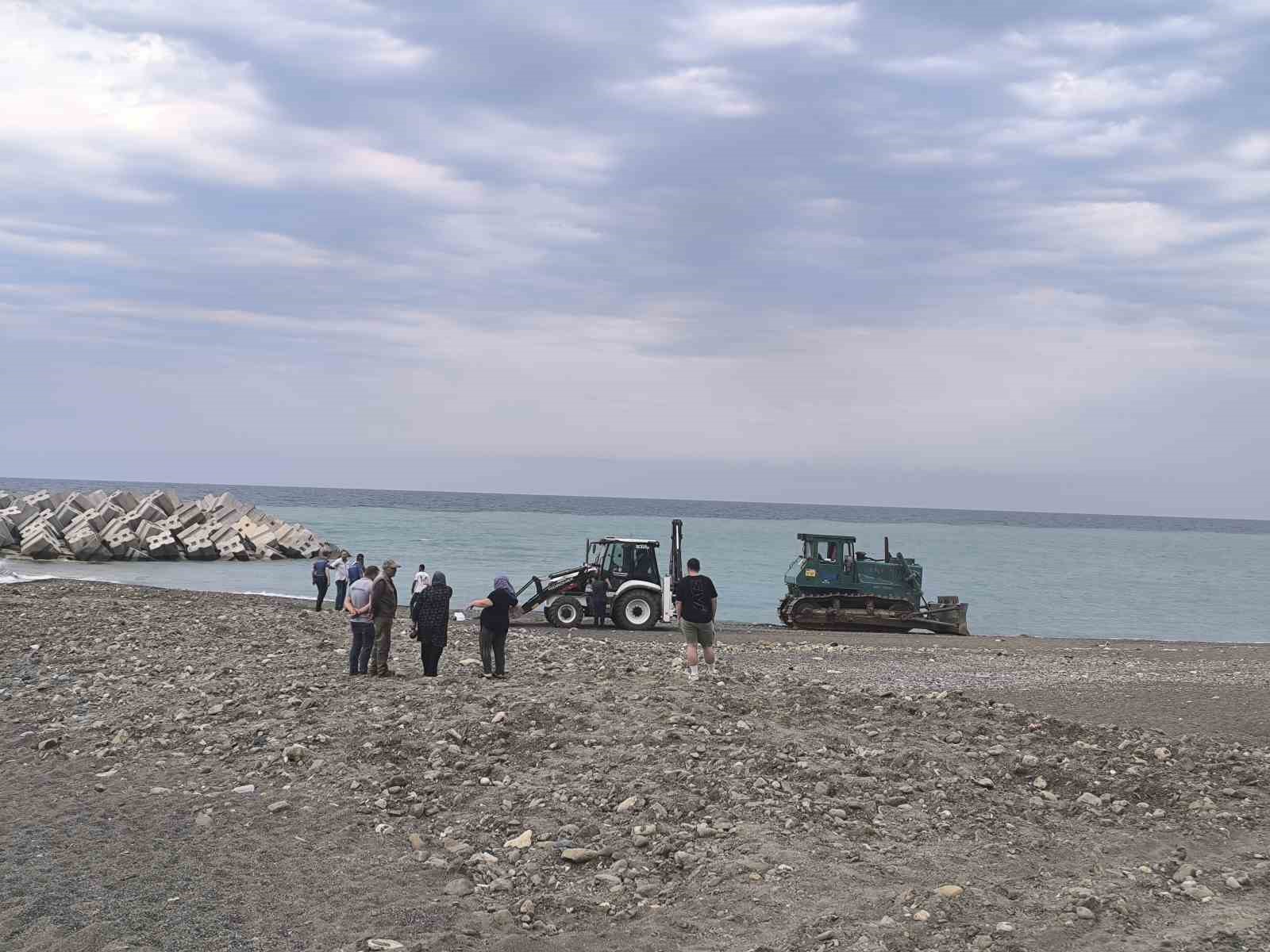 Sahilde Güneşlenen Kadın İş Makinesinin Altında Kalarak Hayatını Kaybetti