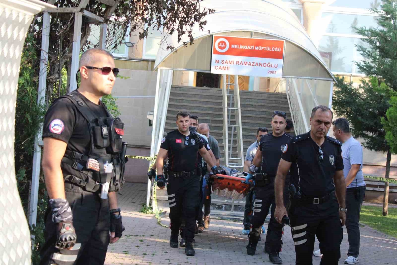 Husumetlisini Namaz Kıldığı Sırada Boğazını Keserek Öldürdü