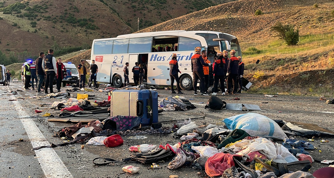 Yolcu Otobüsü Devrildi: 3 Ölü, 24 Yaralı