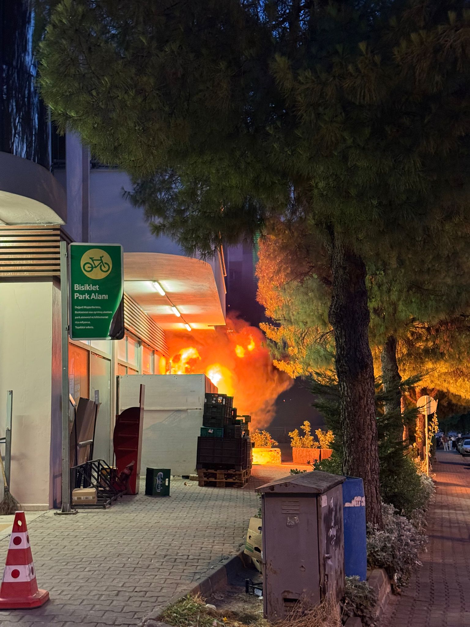 Muğla Menteşe’de Markette Yangın Çıktı