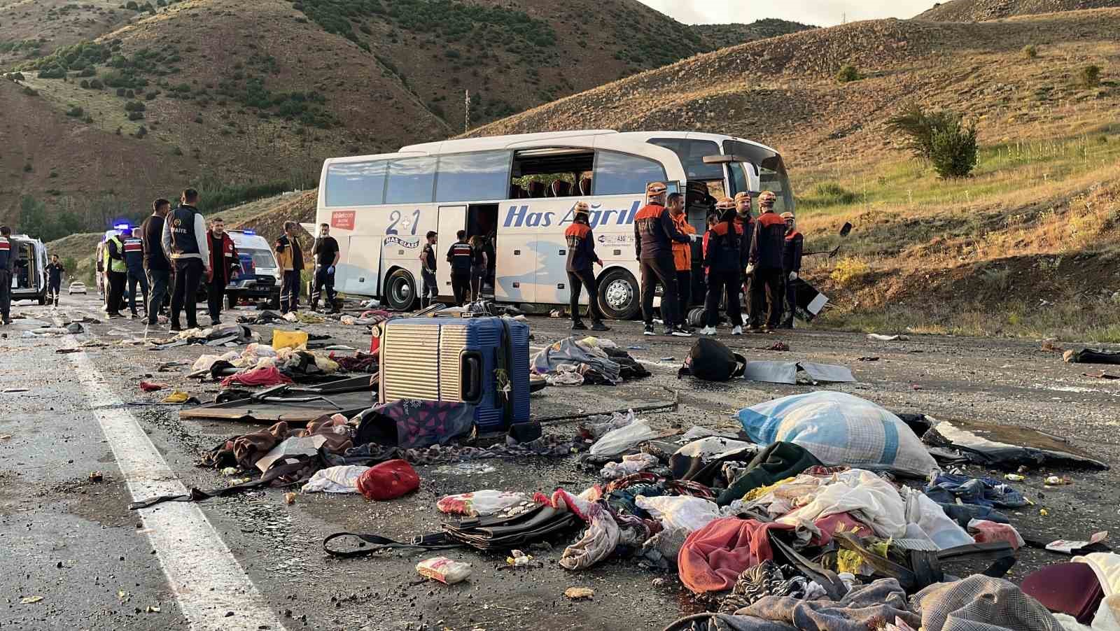 Yolcu Otobüsü Kaza Yaptı: 4 kişi Hayatını Kaybetti, 40 Yaralı