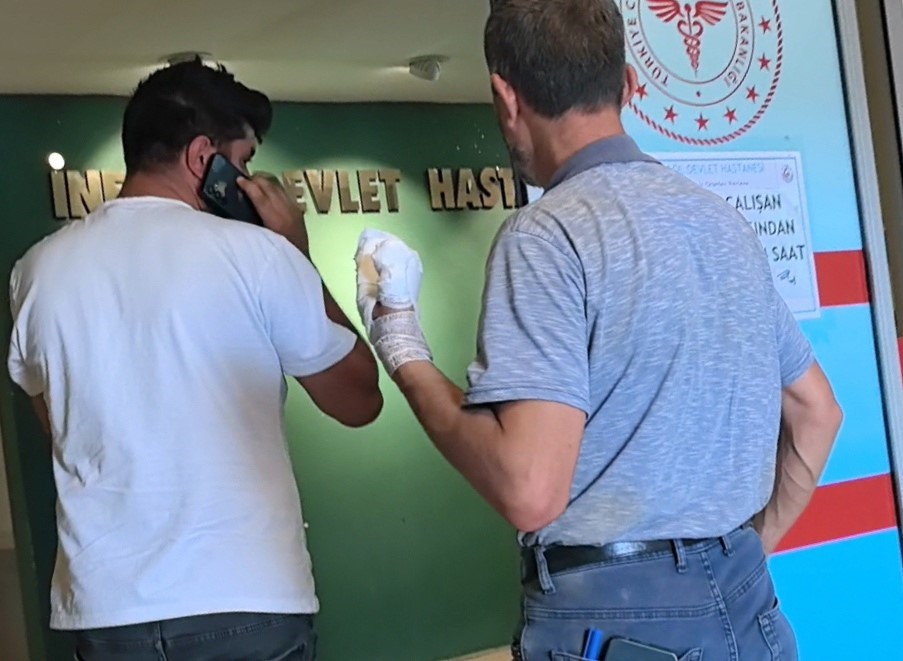 Elini Bıçkıya Kaptırdı: Parmakları Parçalandı