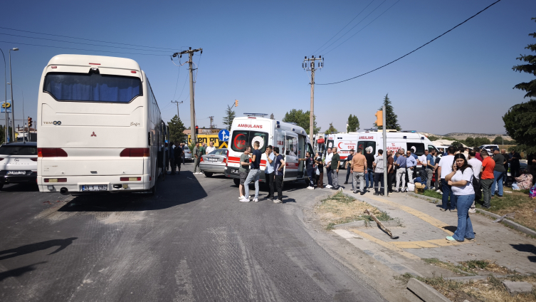 İşçi Servisi LPG Yüklü Tankere Çarptı: 35 Kişi Yaralandı