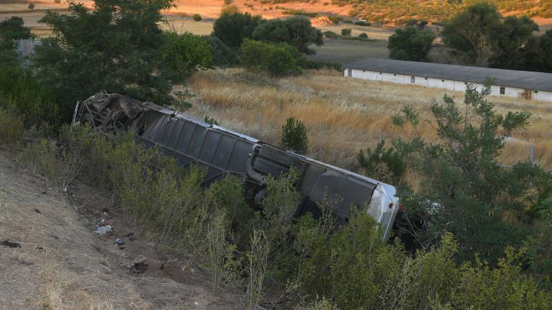 Akşam Saatlerinde Oldu: Yolcu Otobüsü Şarampole Devrildi, 27 Kişi Yaralandı