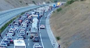 Otoyolda Beton Yüklü Tır ile Akaryakıt Tankeri Çarpıştı: 1 Yaralı, Yol Kapandı