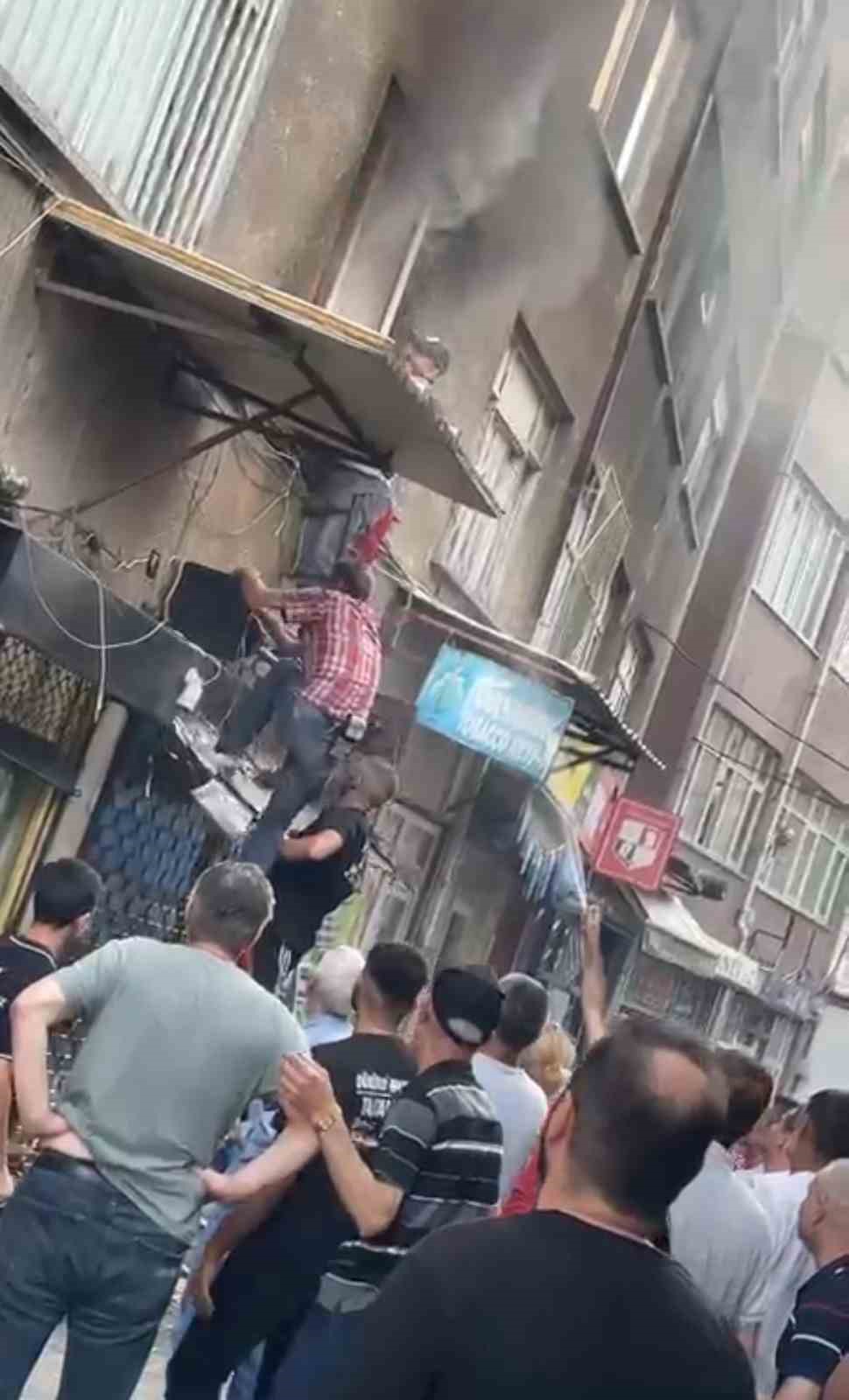 Ev Yangınında Can Pazarı: Mahalleli Kadını Son Anda Kurtardı