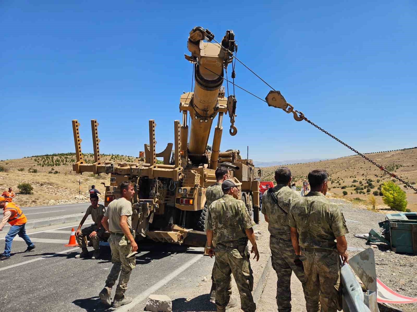 Askeri Araç Devrildi: 2 Asker Yaralı