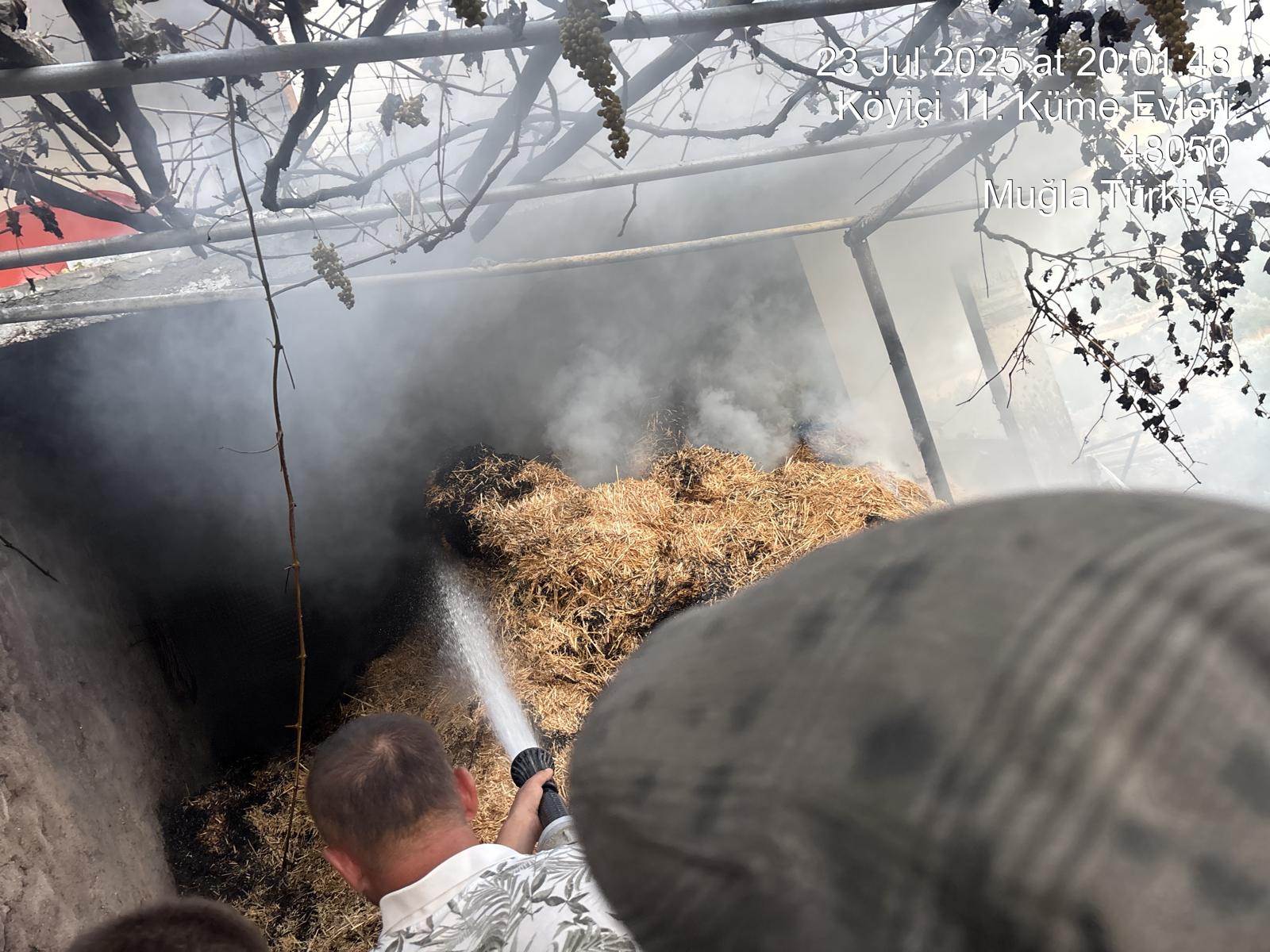 Denizova Mahallesi’nde Samanlık Yangını Büyümeden Söndürüldü