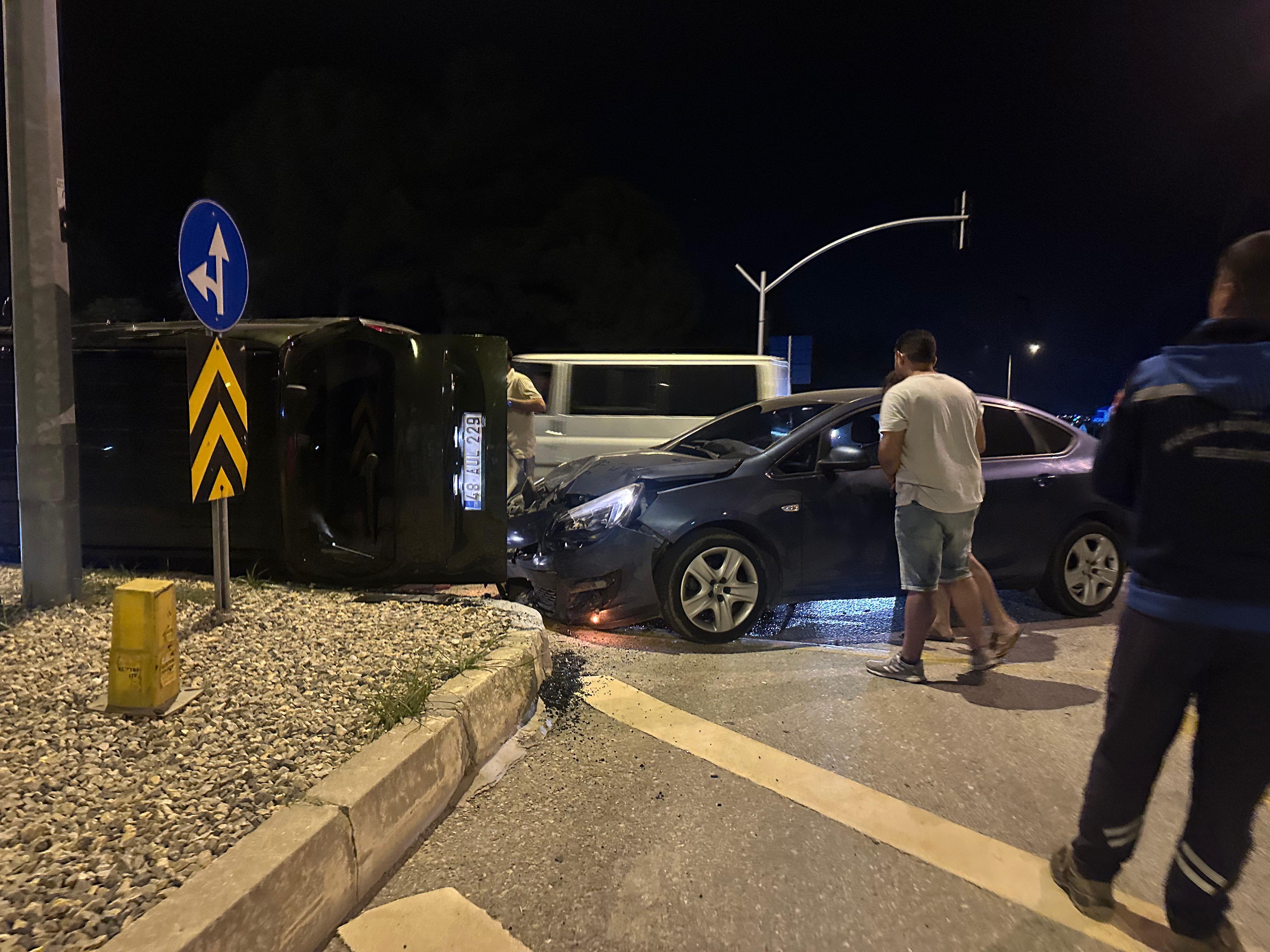 Menteşe’de Kavşakta Şok Kaza: Araç Devrildi, Sürücü Kaçtı
