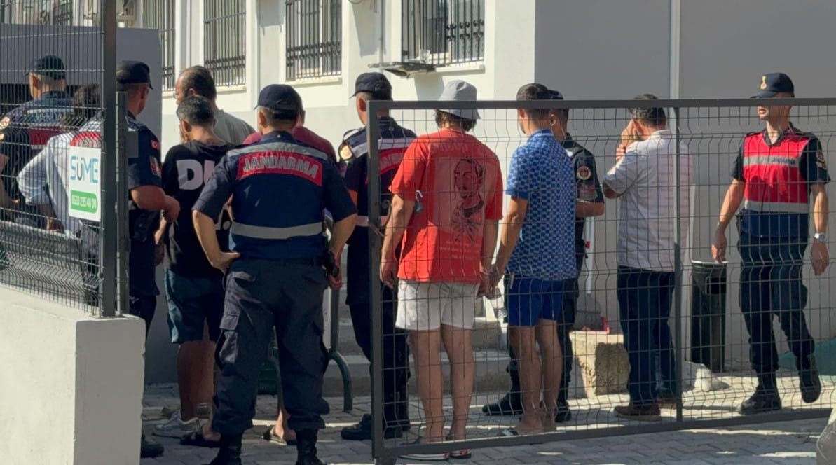 Muğla’da Kızılay Şube Başkanının Oğlunun Biri Uyuşturucudan Diğeri Göçmen Kaçakçılığından Tutuklandı