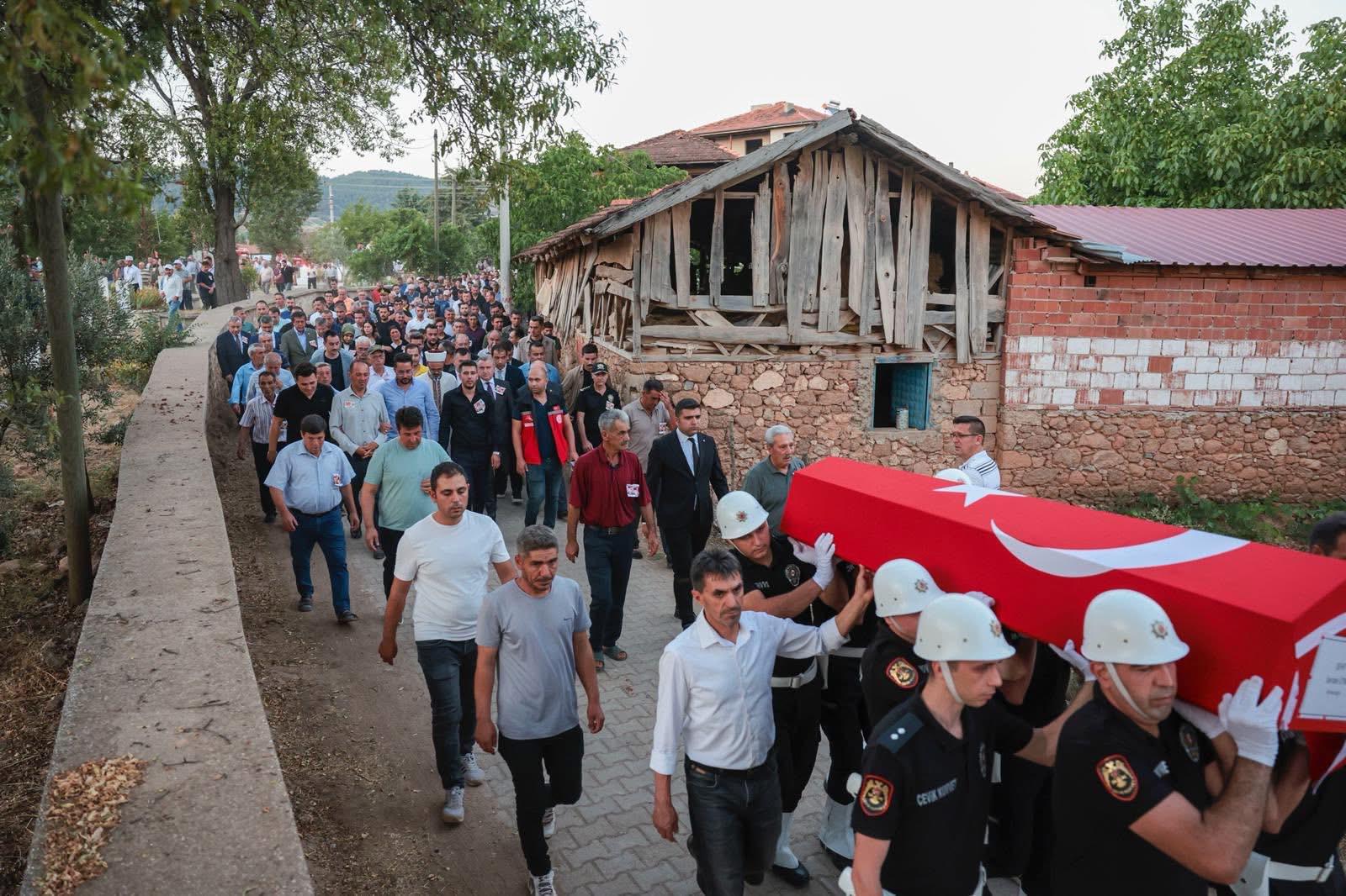 Beyağaç'ta İki Ayrı Mahallede Aynı Acı: Orman Şehitleri Dualarla Uğurlandı