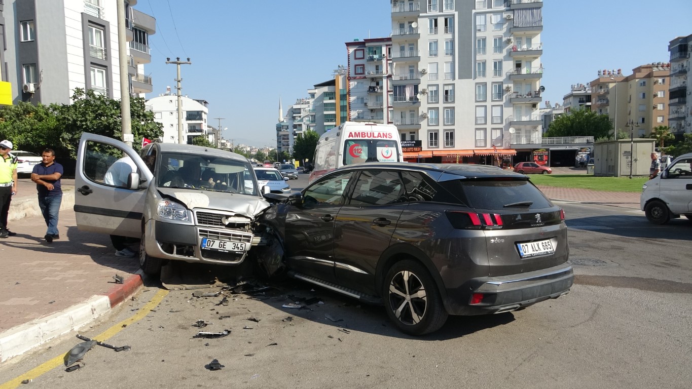 Marketten Çıktığında Şok Oldu: Otomobilinin Üzerine Araç Uçtu