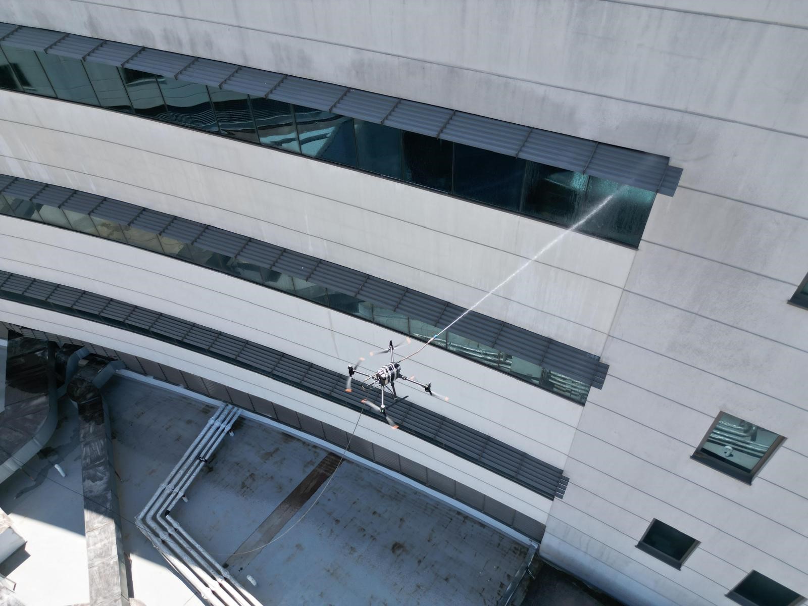 Üniversite Hastanesinin Camları İlk Kez Dronla Temizlendi