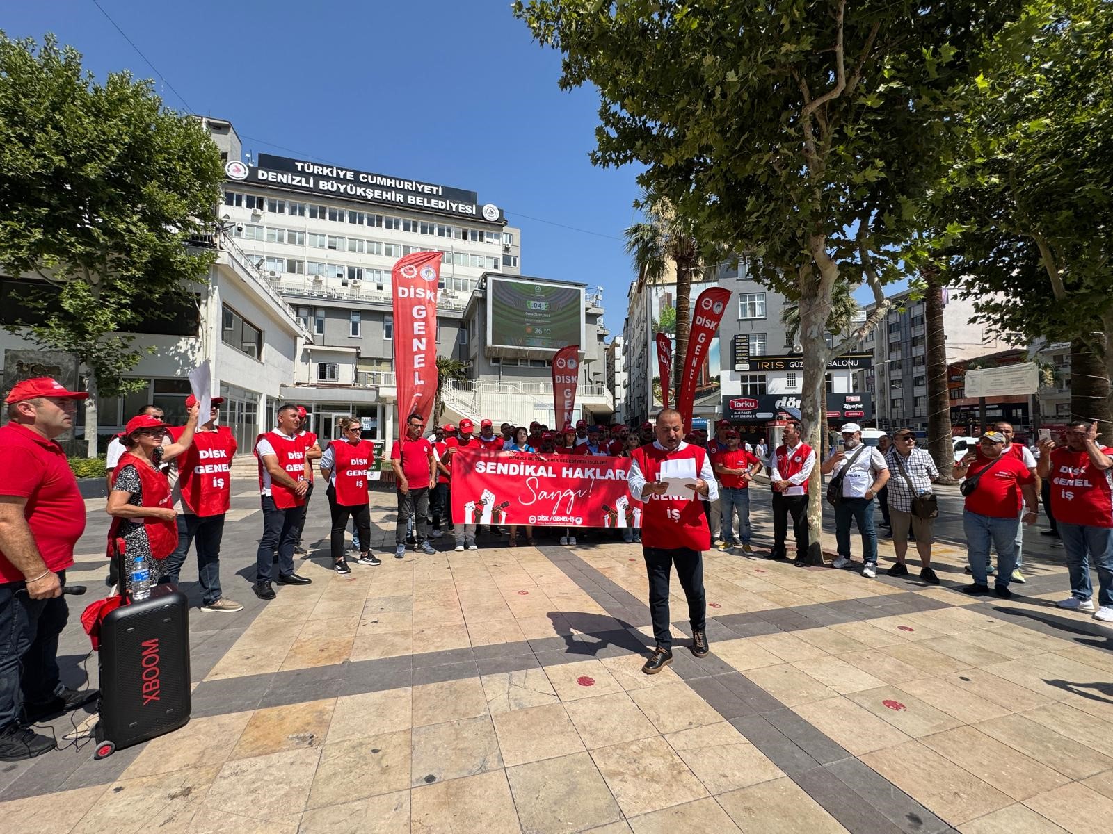 Denizli Büyükşehir Belediyesi Önünde Mobbing Protestosu