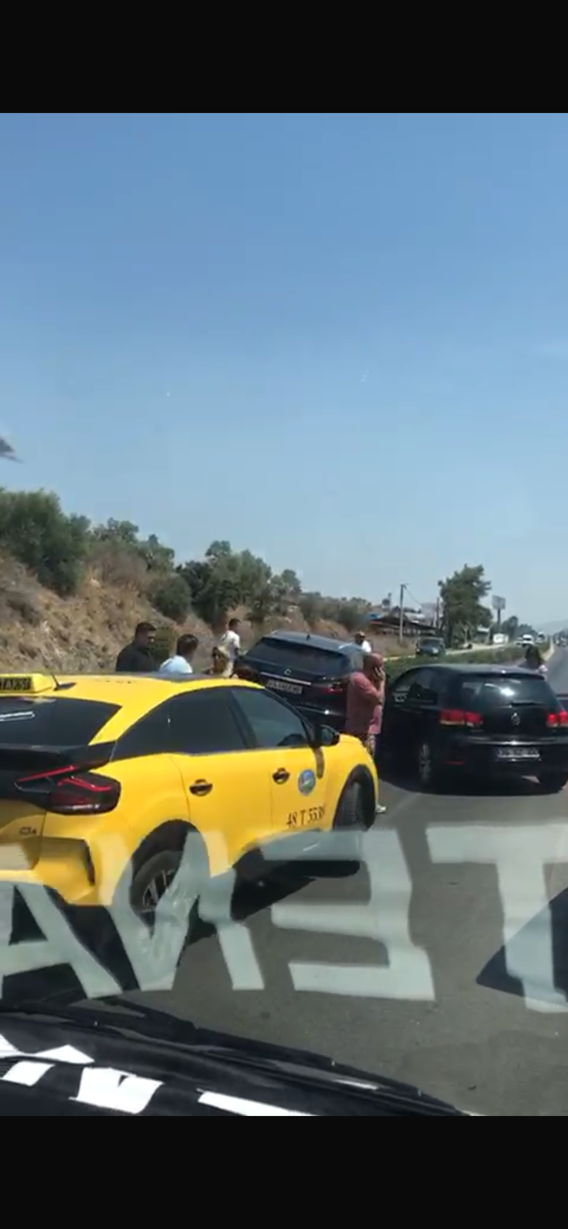 Milas-Bodrum Karayolu'nda Trafik Kazası: Orta Refüje Çıkan Araç Trafiği Kilitledi