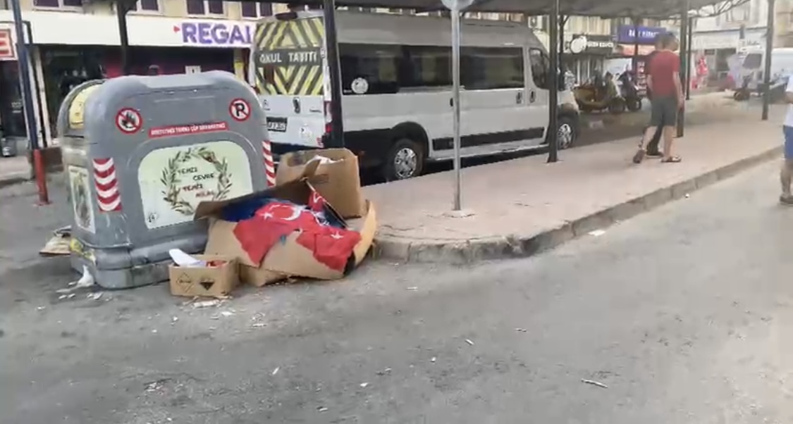 Muğla’da Türk Bayraklarının Çöp Kenarına Bırakılması Tepkiye Neden Oldu