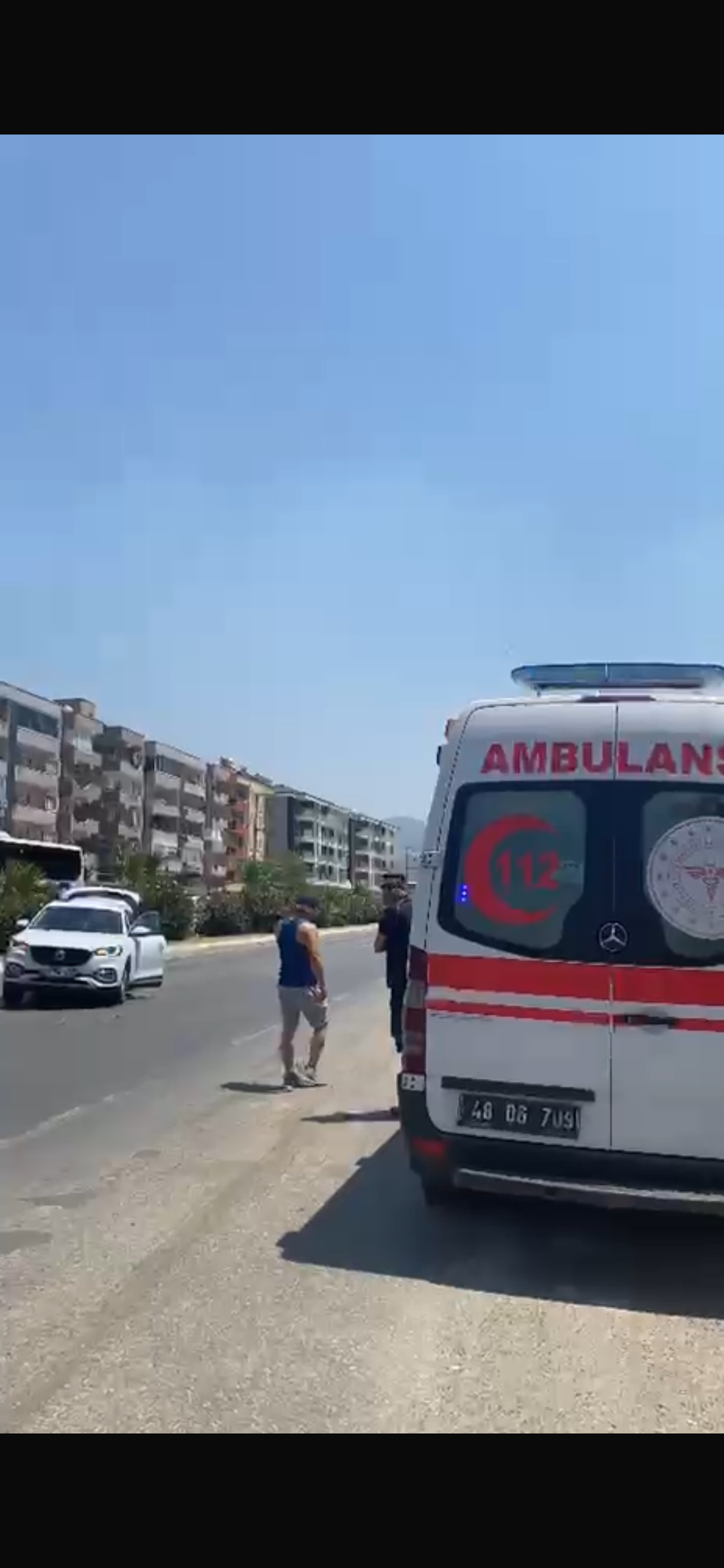 Milas Balçık Kavşağı’nda Kırmızı Işık İhlali Trafik Kazasına Yol Açtı: Lastik Araç Üzerine Düşerek Şaşkınlık Yarattı