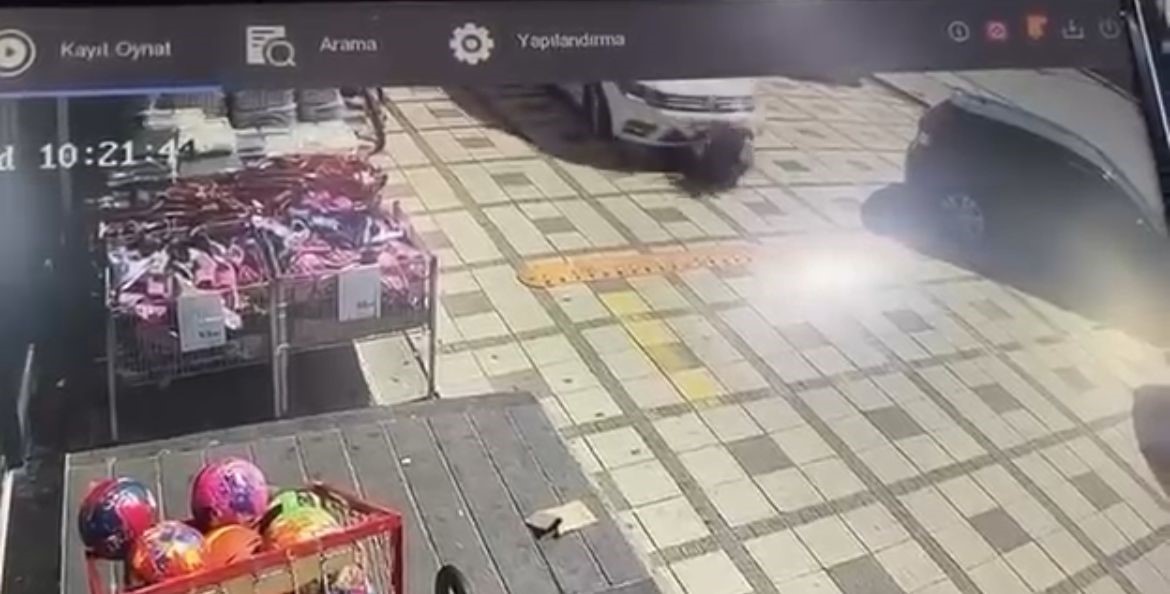 Otoparkta Poşetle Uğraşan Kadın, Manevra Yapan SUV Aracın Altında Kalarak Yaralandı