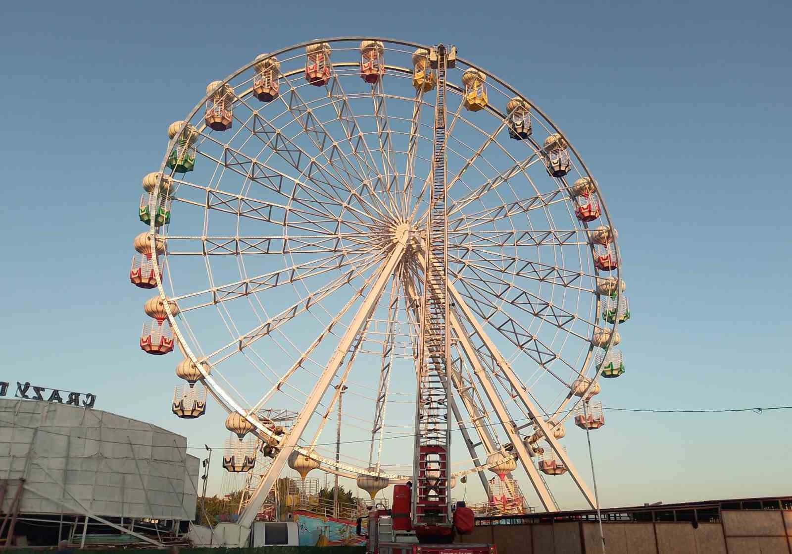 Lunaparkta Korku Dolu Anlar:42 Metrelik Yükseklikten İtfaiye Ekipleri Kurtardı