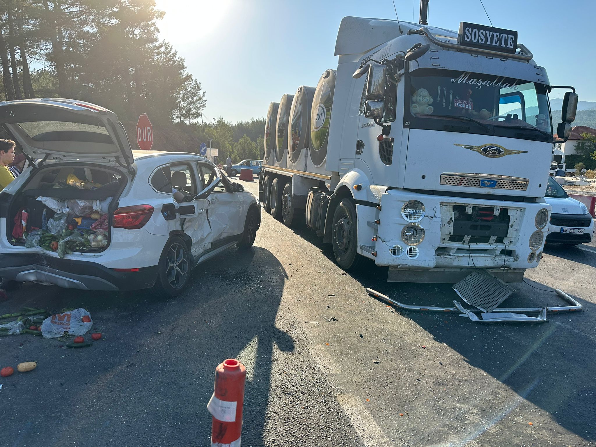 Ula'da Otomobil ile Kamyon Çarpıştı: Yaralılar Var