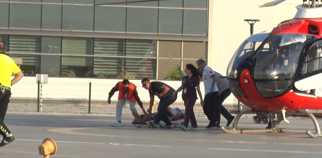 Kamyon ile Otomobil Çarpıştı: 2 Polis Yaralandı