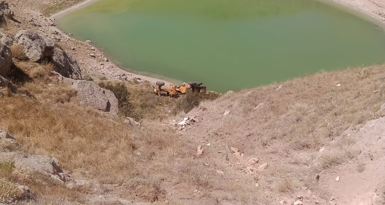 El Freni Çekilmeyen İş Makinesi Otomobili Uçuruma Sürükledi: 1 Ölü, 1 Yaralı