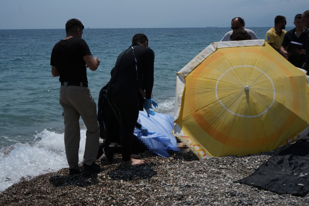 Sahilde Hareketsiz Yatan Adamın Cesedi Bulundu: Vücudunda Derin Kesikler Var